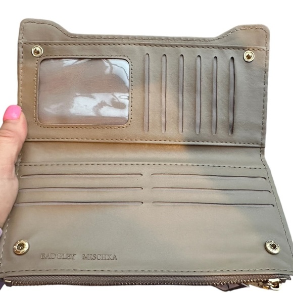 Badgley Miscka NWT Taupe vegan leather long cards‎ wallet quilted l - Picture 5 of 8